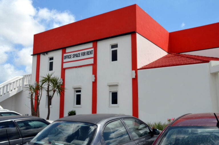 Nieuwe Kantoorruimte Naast Winkelcentrum Sambil Te Huur